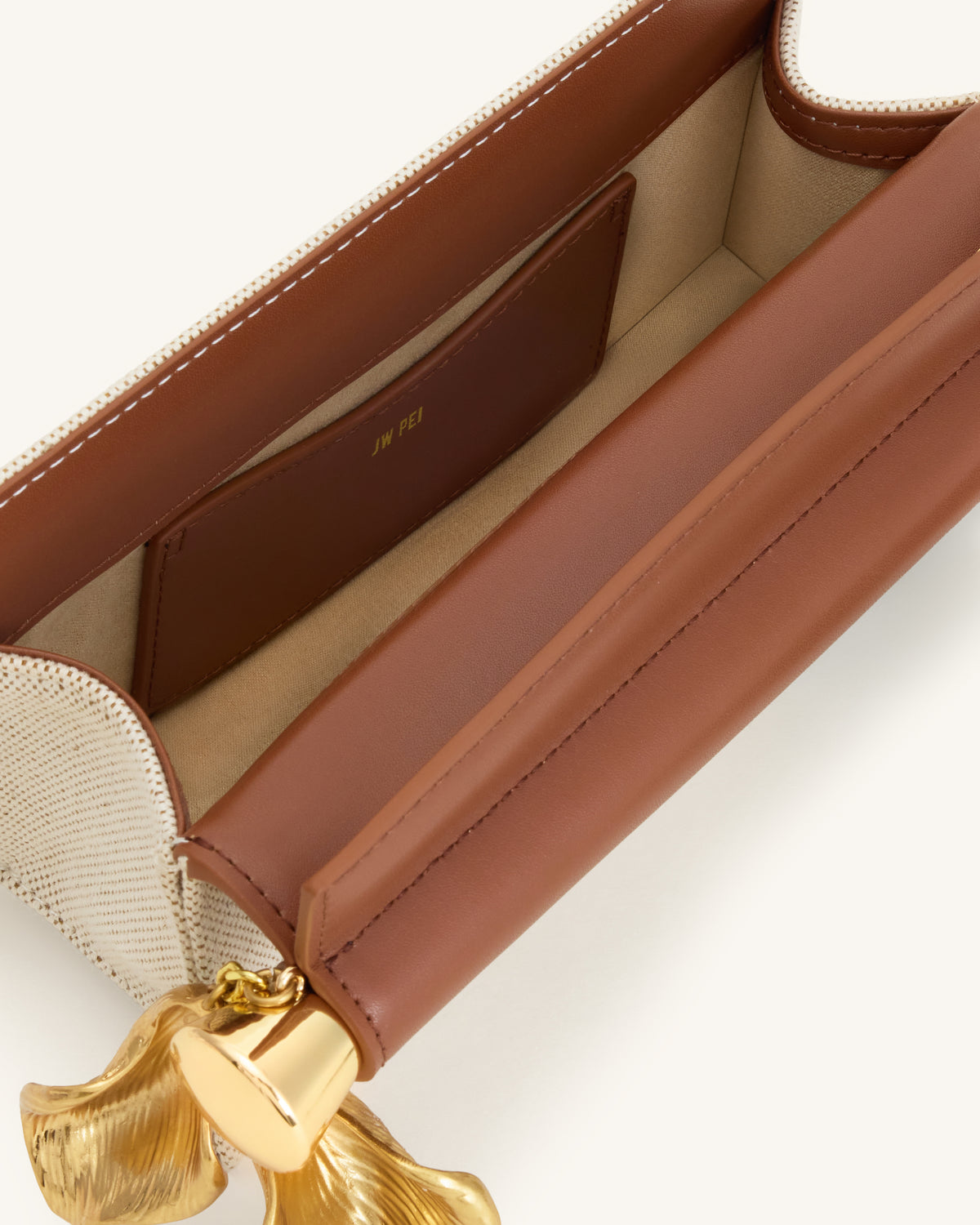 Holly Pochette ornée d'un pendentif en métal - Toile marron